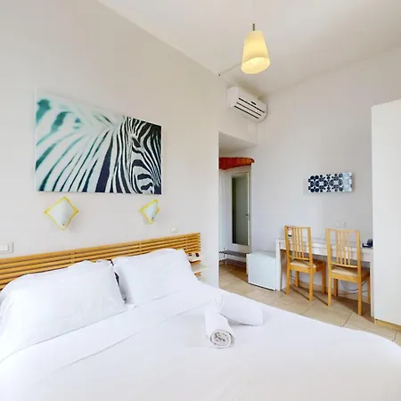 吉娜别墅 3* 菲纳莱利古雷