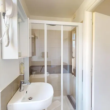 吉娜别墅 3* 菲纳莱利古雷