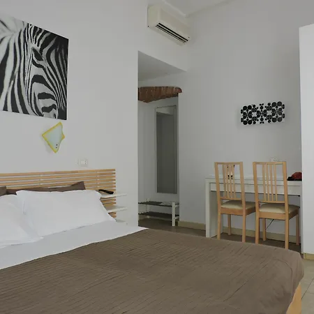 吉娜别墅 3* 菲纳莱利古雷